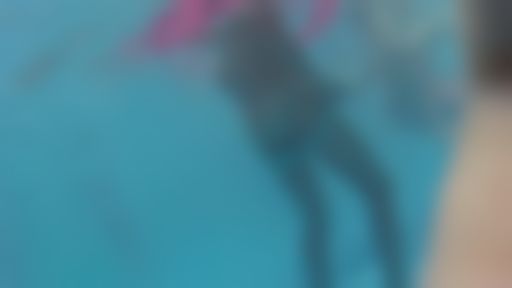 S プールの中で男の人がいる前で脱ぐ❤