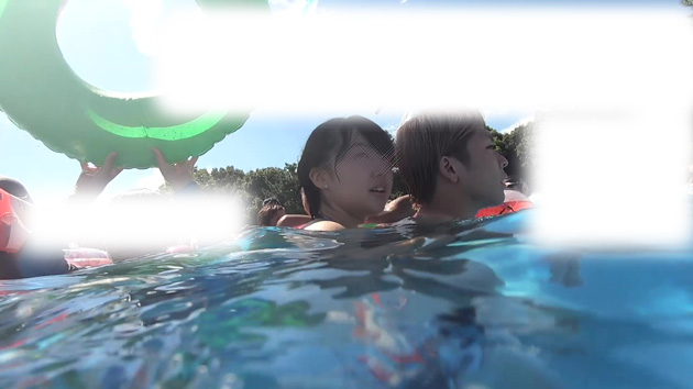 プールでJKカップルのイチャ&巨乳