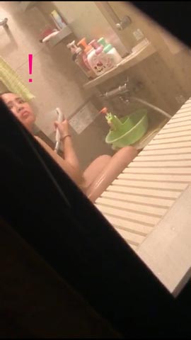 部活帰りのお風呂 外から気配?