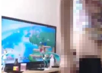 ゲーム女子が自宅部屋で脱ぎ脱ぎSタイム
