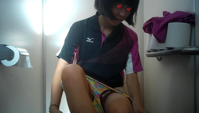 新Tennis㊸ 4名登場!あのパイパン娘ちゃんの半年後、まだ・・。座りながら器用に着替える娘も!