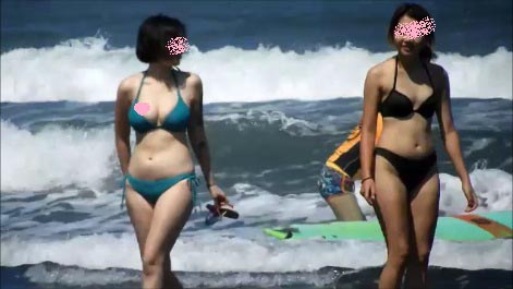 海で巨乳ビキニが乳輪乳首胸チラ